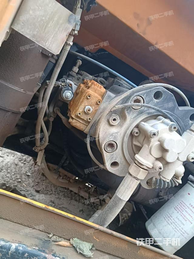 液壓泵艙室正面整體(整機外觀) 液壓泵艙室正面整體(整機外觀)