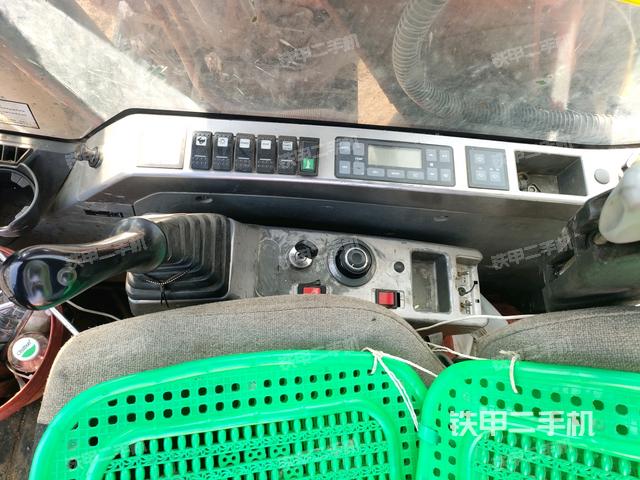 座椅右側(cè)控制臺(tái)/鑰匙門(mén)/油門(mén)/含右手柄(駕駛室部分) 座椅右側(cè)控制臺(tái)/鑰匙門(mén)/油門(mén)/含右手柄(駕駛室部分)