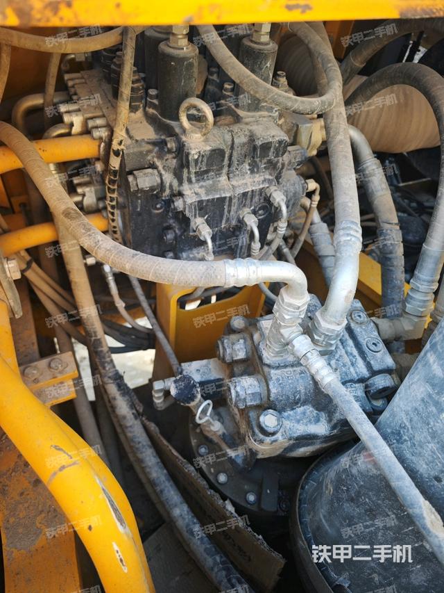 回轉(zhuǎn)馬達(dá)和主控閥（整機(jī)外觀）