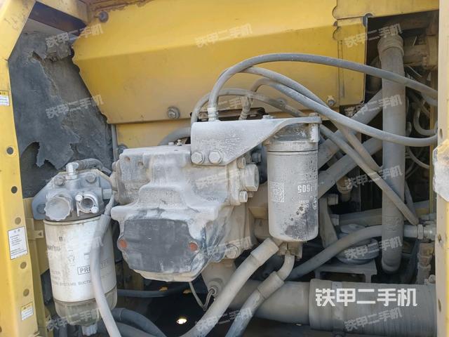 液壓泵艙室正面整體（整機外觀）