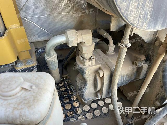 液壓泵艙室正面整體（整機外觀）