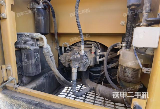 液壓泵艙室正面整體(整機(jī)外觀) 液壓泵艙室正面整體(整機(jī)外觀)
