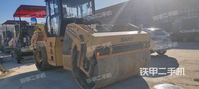 正右側(cè)（壓路機整機外觀）