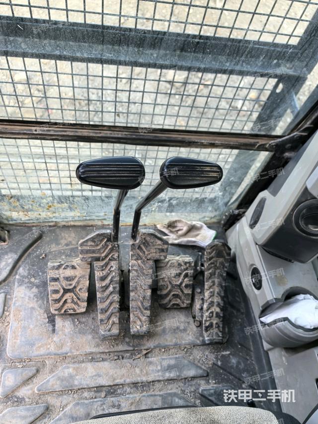 行走控制手柄和踏板?俯拍（駕駛室部分）