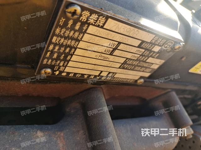 散熱器全景(壓路機(jī)發(fā)動機(jī)艙) 散熱器全景(壓路機(jī)發(fā)動機(jī)艙)