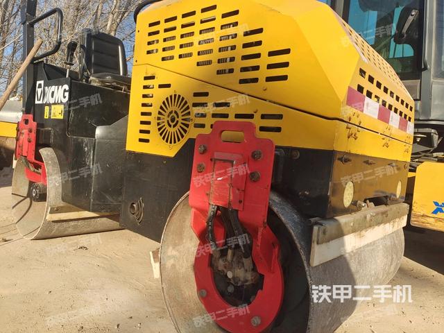 右前45°(壓路機(jī)整機(jī)外觀) 右前45°(壓路機(jī)整機(jī)外觀)
