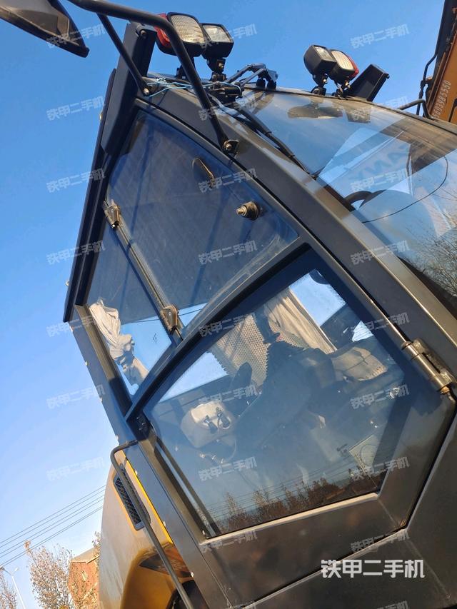 右側(cè)正面照（壓路機(jī)駕駛室）