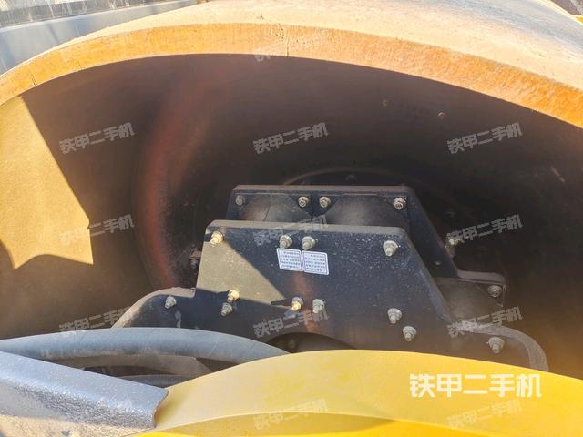 前車(chē)架正左側(cè)（壓路機(jī)前后車(chē)架）