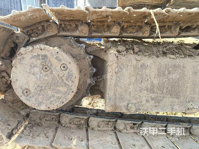 單側(cè)履帶整體(整機(jī)外觀) 單側(cè)履帶整體(整機(jī)外觀)