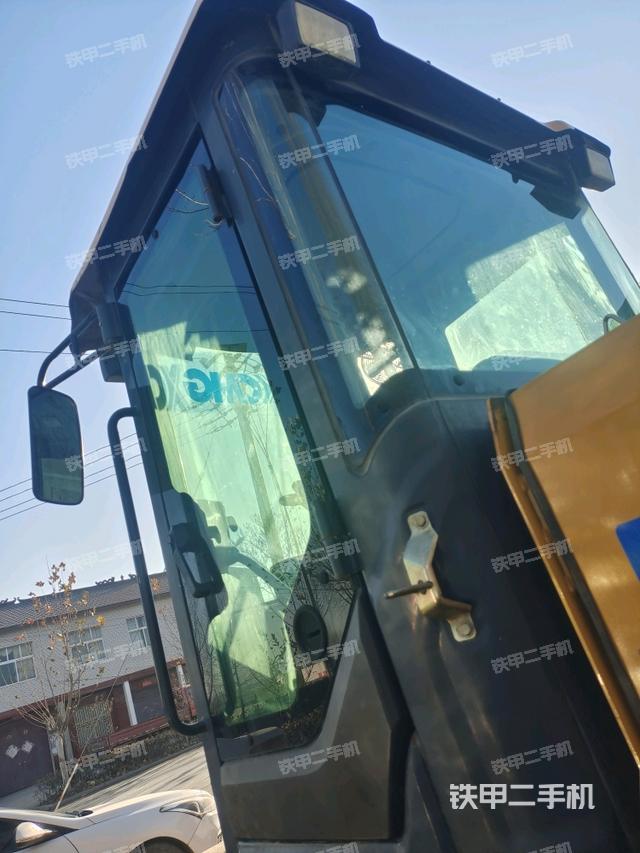 右側(cè)正面照（壓路機(jī)駕駛室）