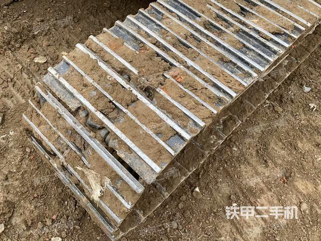 單側(cè)履帶整體(整機外觀) 單側(cè)履帶整體(整機外觀)