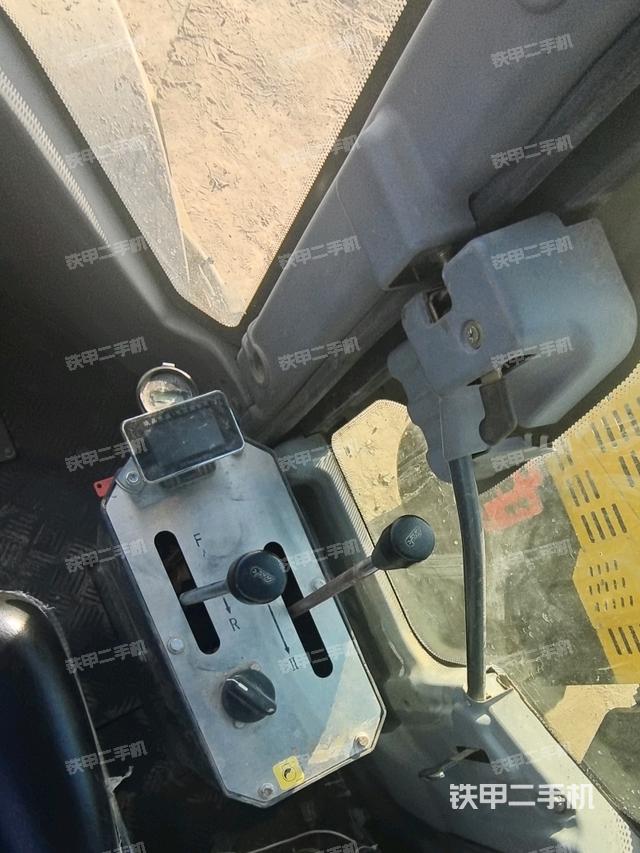 駕駛室內(nèi)座椅、儀表操作手柄全景（壓路機(jī)駕駛室）