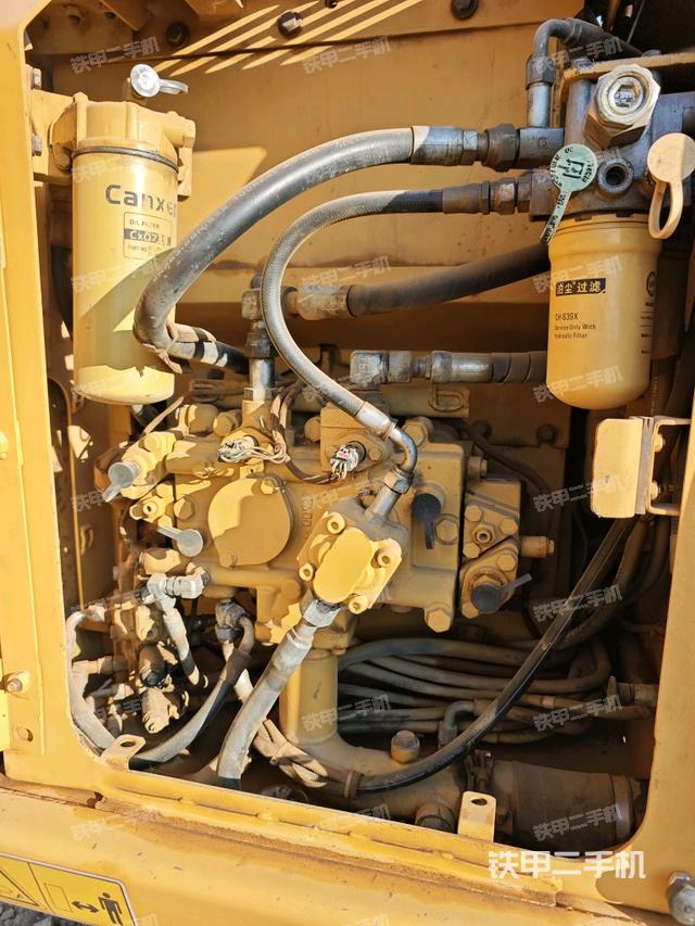 液壓泵艙室正面整體(整機(jī)外觀) 液壓泵艙室正面整體(整機(jī)外觀)