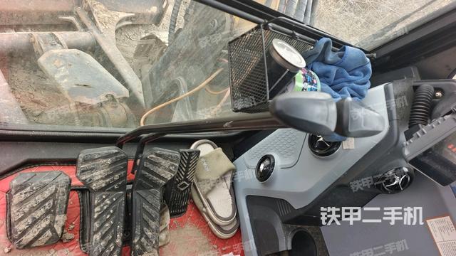 行走控制手柄和踏板?俯拍（駕駛室部分）