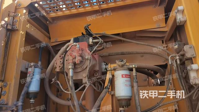 液壓泵艙室正面整體(整機(jī)外觀) 液壓泵艙室正面整體(整機(jī)外觀)