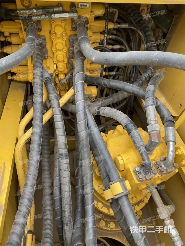 回轉(zhuǎn)馬達和主控閥(整機外觀) 回轉(zhuǎn)馬達和主控閥(整機外觀)