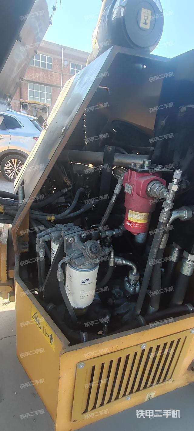 發(fā)動機左側(cè)全景（壓路機發(fā)動機艙）