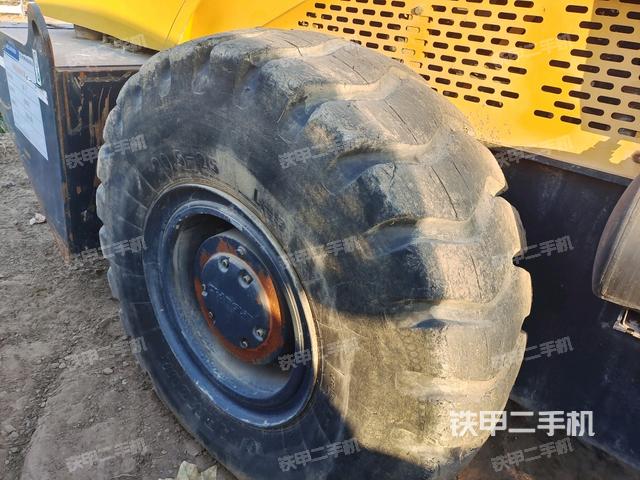 前輪左側(cè)減震塊連接及部件（壓路機(jī)前后車架）