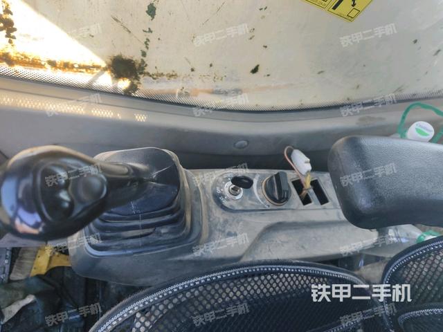座椅左側(cè)控制臺/音響/含左手柄(駕駛室部分) 座椅左側(cè)控制臺/音響/含左手柄(駕駛室部分)