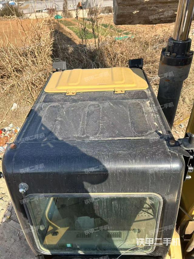 駕駛室頂部（整機外觀）