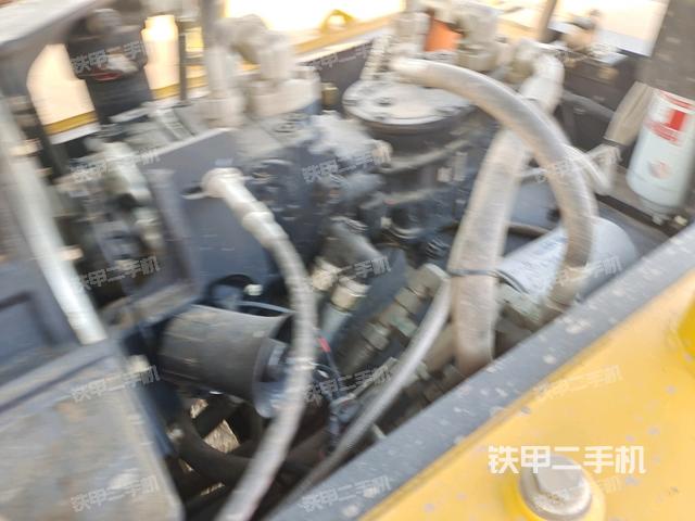 發(fā)動(dòng)機(jī)左側(cè)全景（壓路機(jī)發(fā)動(dòng)機(jī)艙）