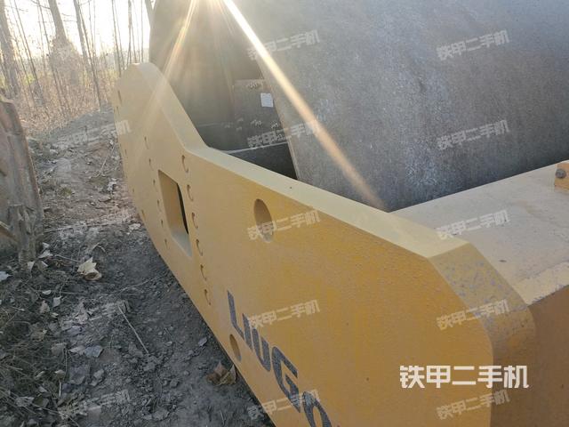 后輪右側(cè)全景（壓路機(jī)前后車(chē)架）