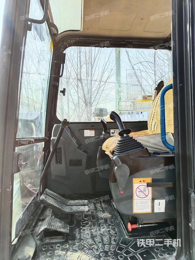 駕駛室頂部(整機(jī)外觀) 駕駛室頂部(整機(jī)外觀)