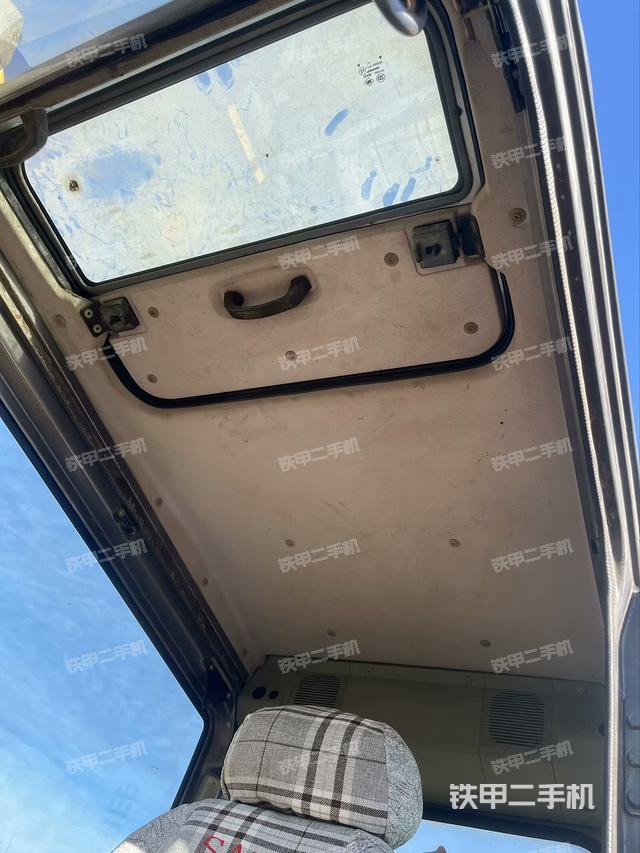 駕駛室頂部(整機(jī)外觀) 駕駛室頂部(整機(jī)外觀)