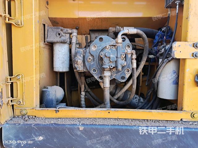 液壓泵艙室正面整體(整機外觀) 液壓泵艙室正面整體(整機外觀)