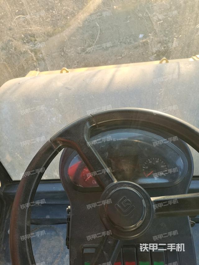 駕駛室側(cè)向上照全景（壓路機(jī)駕駛室）