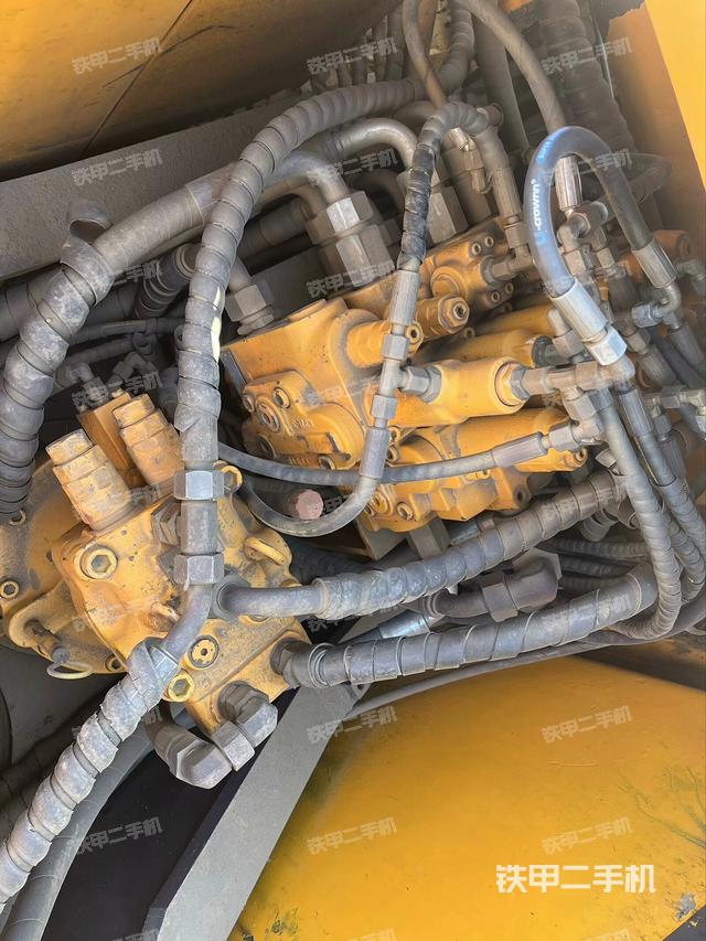 回轉(zhuǎn)馬達(dá)和主控閥(整機(jī)外觀) 回轉(zhuǎn)馬達(dá)和主控閥(整機(jī)外觀)