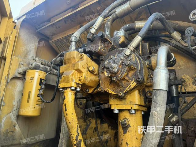 液壓泵艙室正面整體（整機外觀）