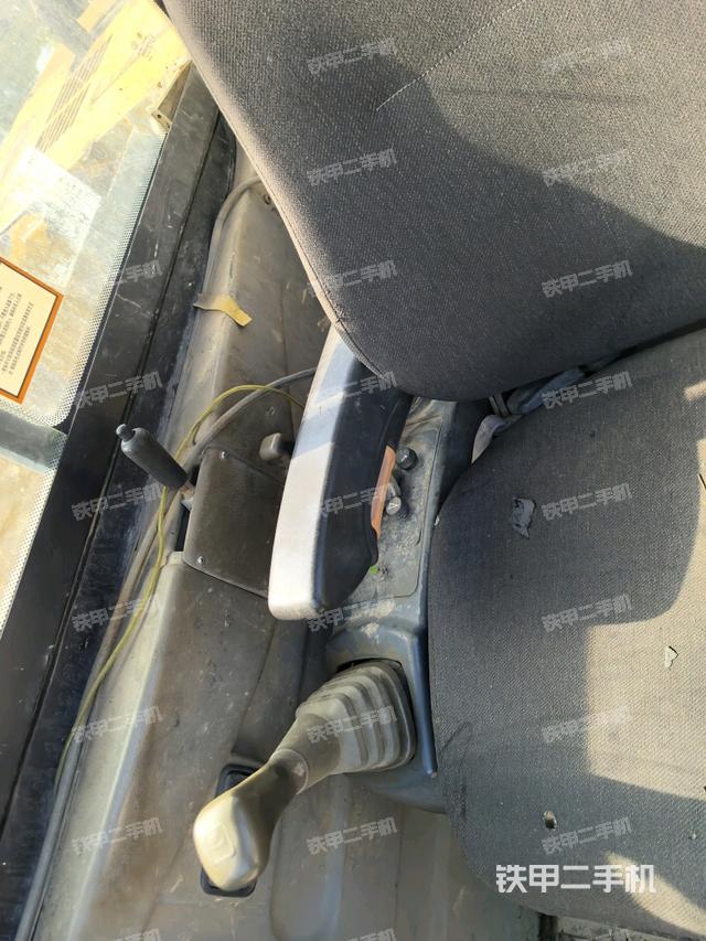 座椅右側(cè)控制臺/鑰匙門/油門/含右手柄(駕駛室部分) 座椅右側(cè)控制臺/鑰匙門/油門/含右手柄(駕駛室部分)