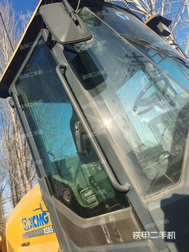 左側(cè)正面照（壓路機(jī)駕駛室）