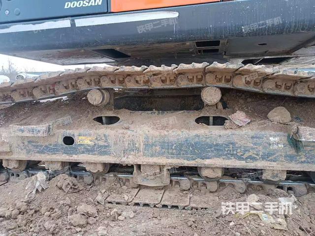 單側(cè)履帶整體(整機(jī)外觀) 單側(cè)履帶整體(整機(jī)外觀)