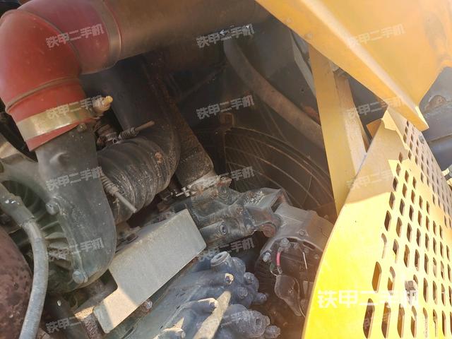 發(fā)動(dòng)機(jī)右側(cè)全景（壓路機(jī)發(fā)動(dòng)機(jī)艙）