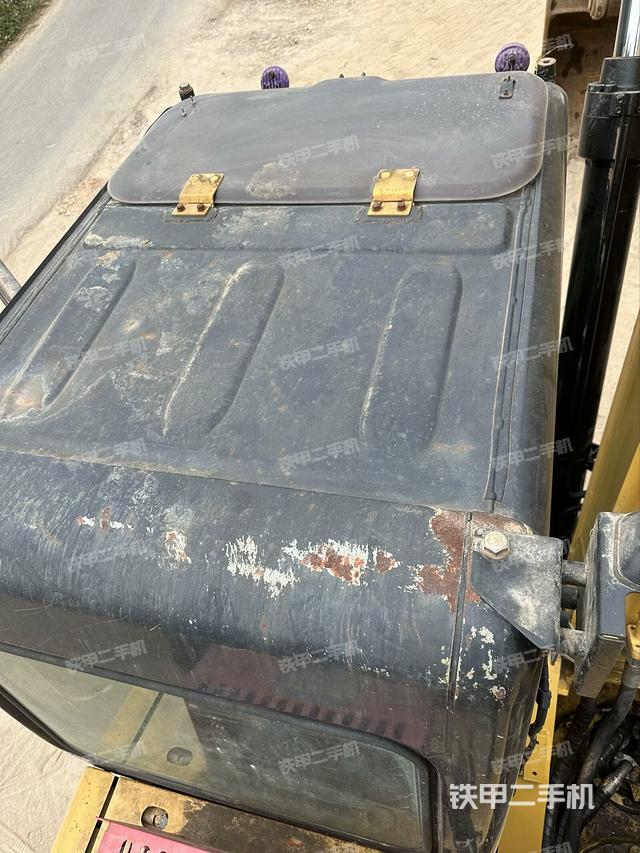 駕駛室頂部(整機外觀) 駕駛室頂部(整機外觀)