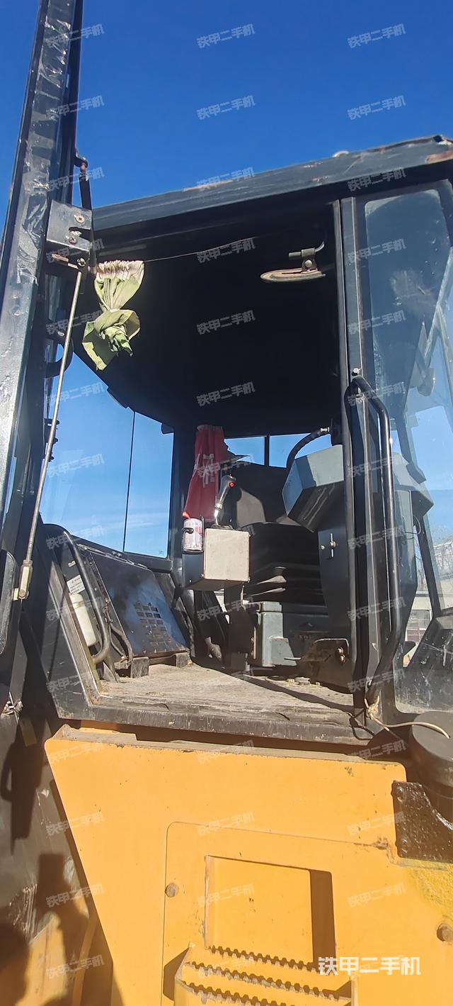 駕駛室側(cè)向上照全景（壓路機駕駛室）