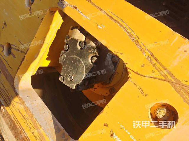 后輪右側(cè)全景（壓路機(jī)前后車架）