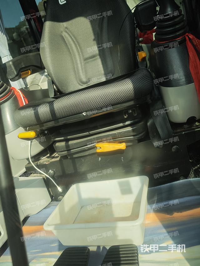 駕駛室整體(整機(jī)外觀) 駕駛室整體(整機(jī)外觀)