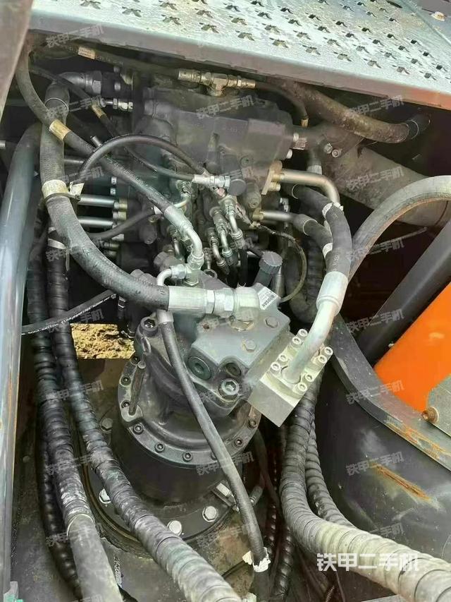 回轉(zhuǎn)馬達(dá)和主控閥(整機(jī)外觀) 回轉(zhuǎn)馬達(dá)和主控閥(整機(jī)外觀)