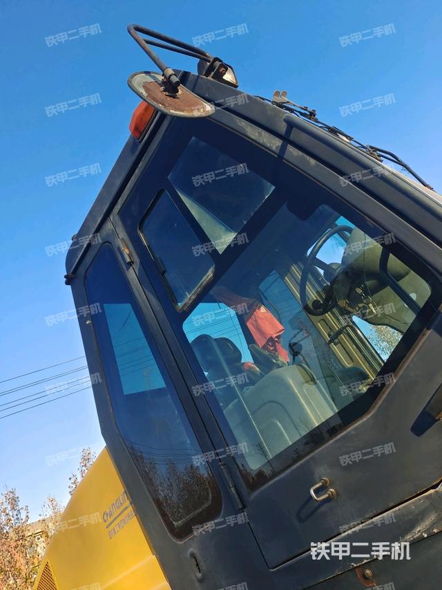 左側(cè)正面照（壓路機(jī)駕駛室）