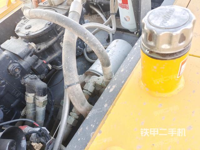 發(fā)動(dòng)機(jī)上部全景（壓路機(jī)發(fā)動(dòng)機(jī)艙）