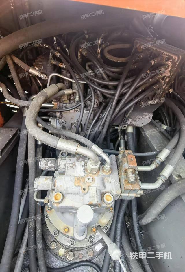 液壓泵艙室正面整體（整機(jī)外觀）