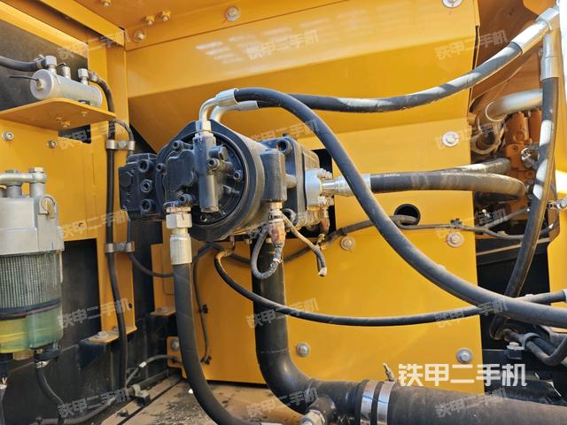 液壓泵艙室正面整體(整機外觀) 液壓泵艙室正面整體(整機外觀)