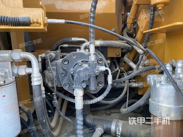 液壓泵艙室正面整體(整機外觀) 液壓泵艙室正面整體(整機外觀)