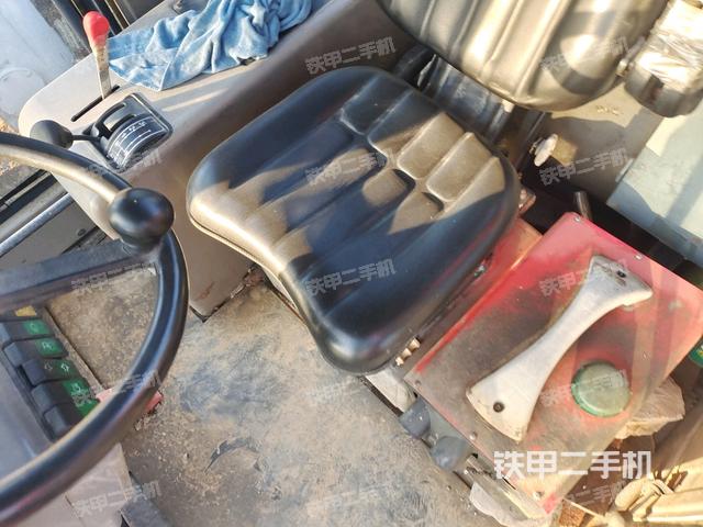 操作臺(tái)全景（壓路機(jī)駕駛室）