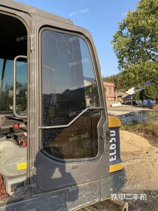 左后方玻璃角標(駕駛室部分) 左后方玻璃角標(駕駛室部分)