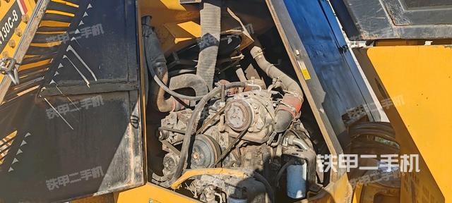 發(fā)動機上部全景（壓路機發(fā)動機艙）