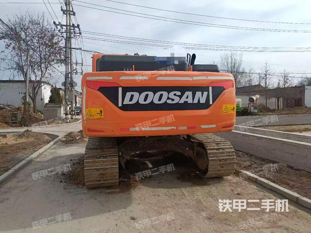 駕駛室頂部(整機(jī)外觀) 駕駛室頂部(整機(jī)外觀)